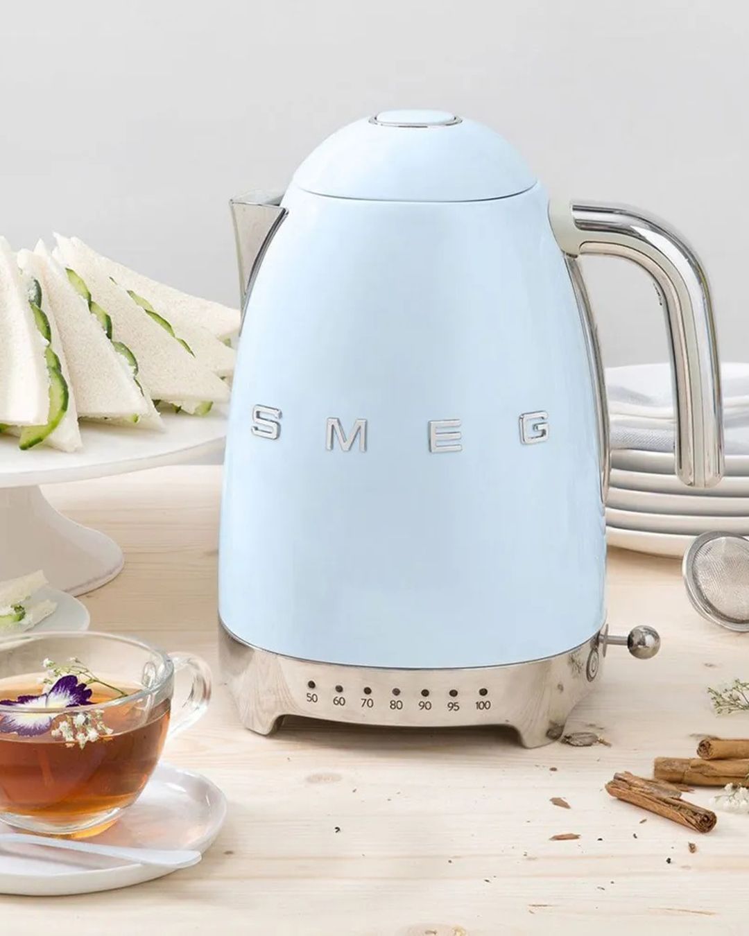 Купить Чайник с регулируемой температурой пастельный голу SMEG