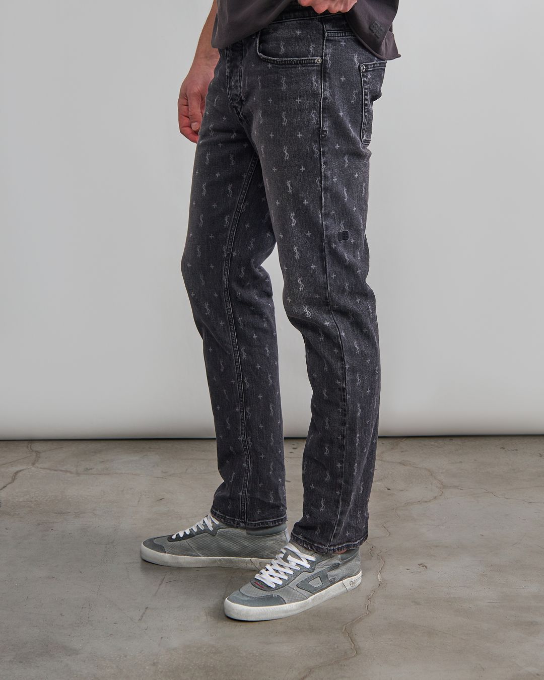 Купить Джинсы KSUBI