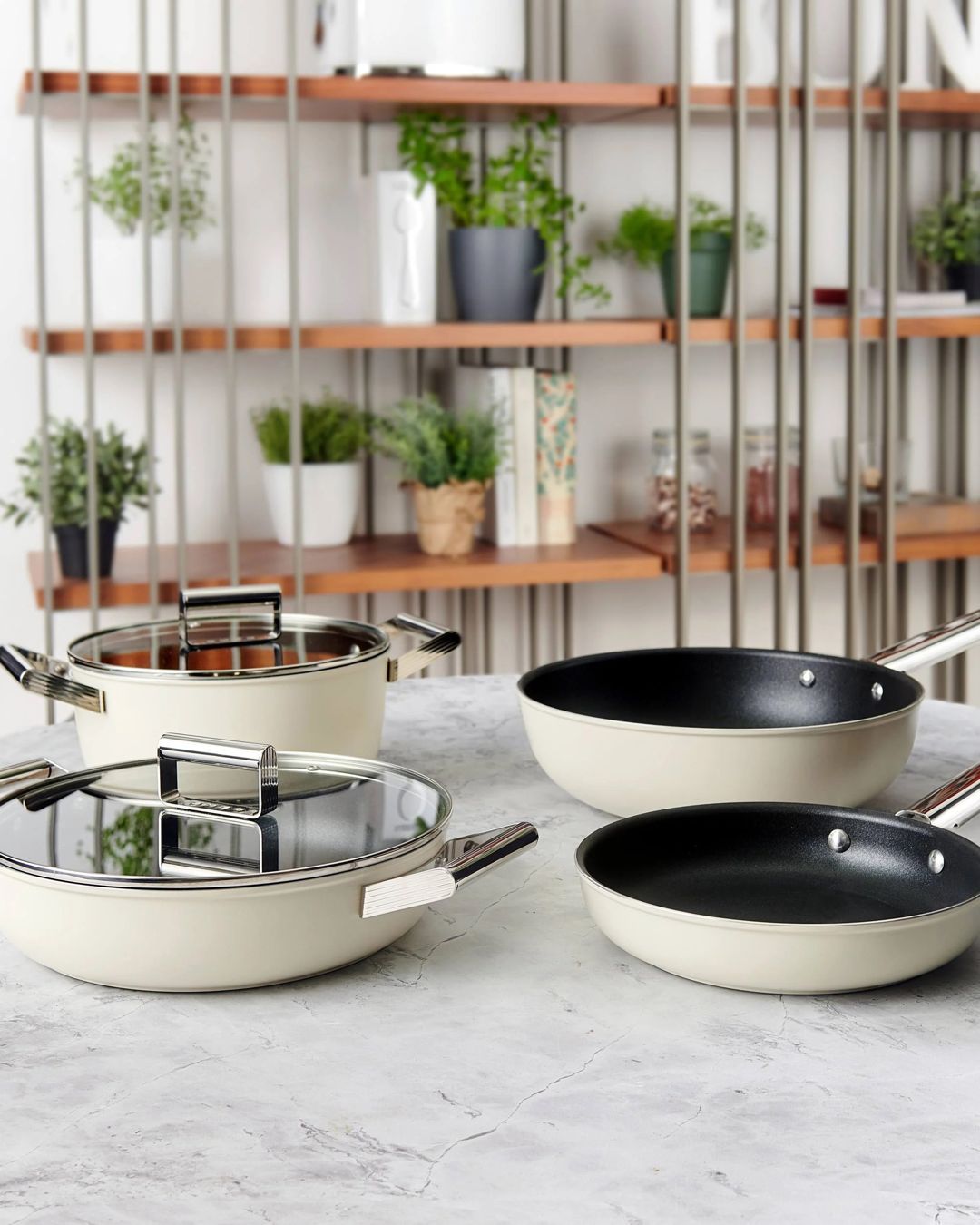 Купить Сковорода wok 30 см. кремовая SMEG