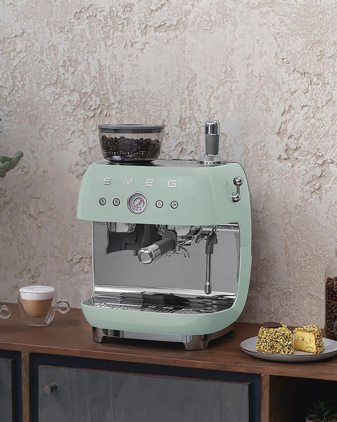 Купить Кофемашина-эспрессо со встроенной кофемолкой SMEG