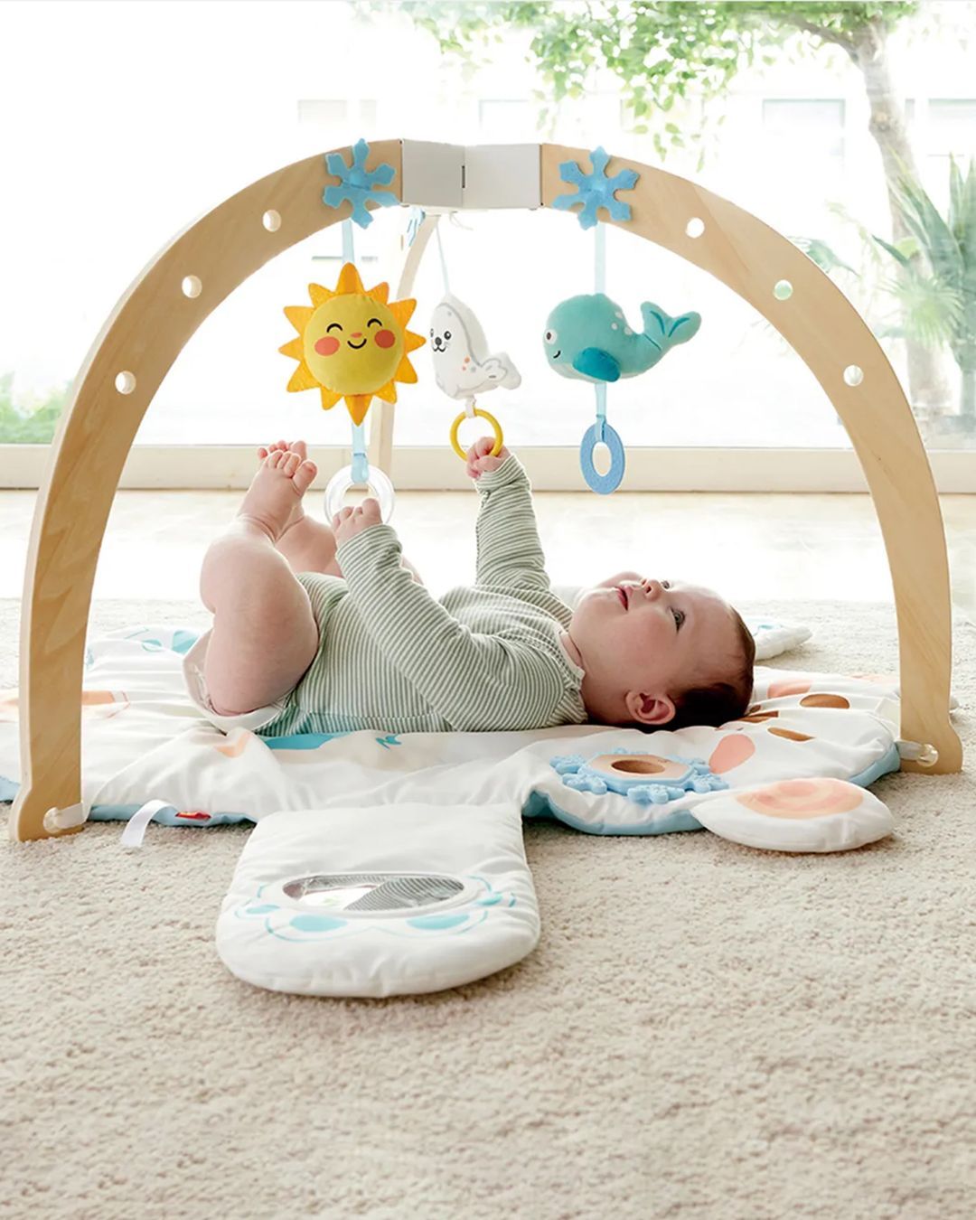 Купить Развивалка детский мобиль обнимающий мишка HAPE