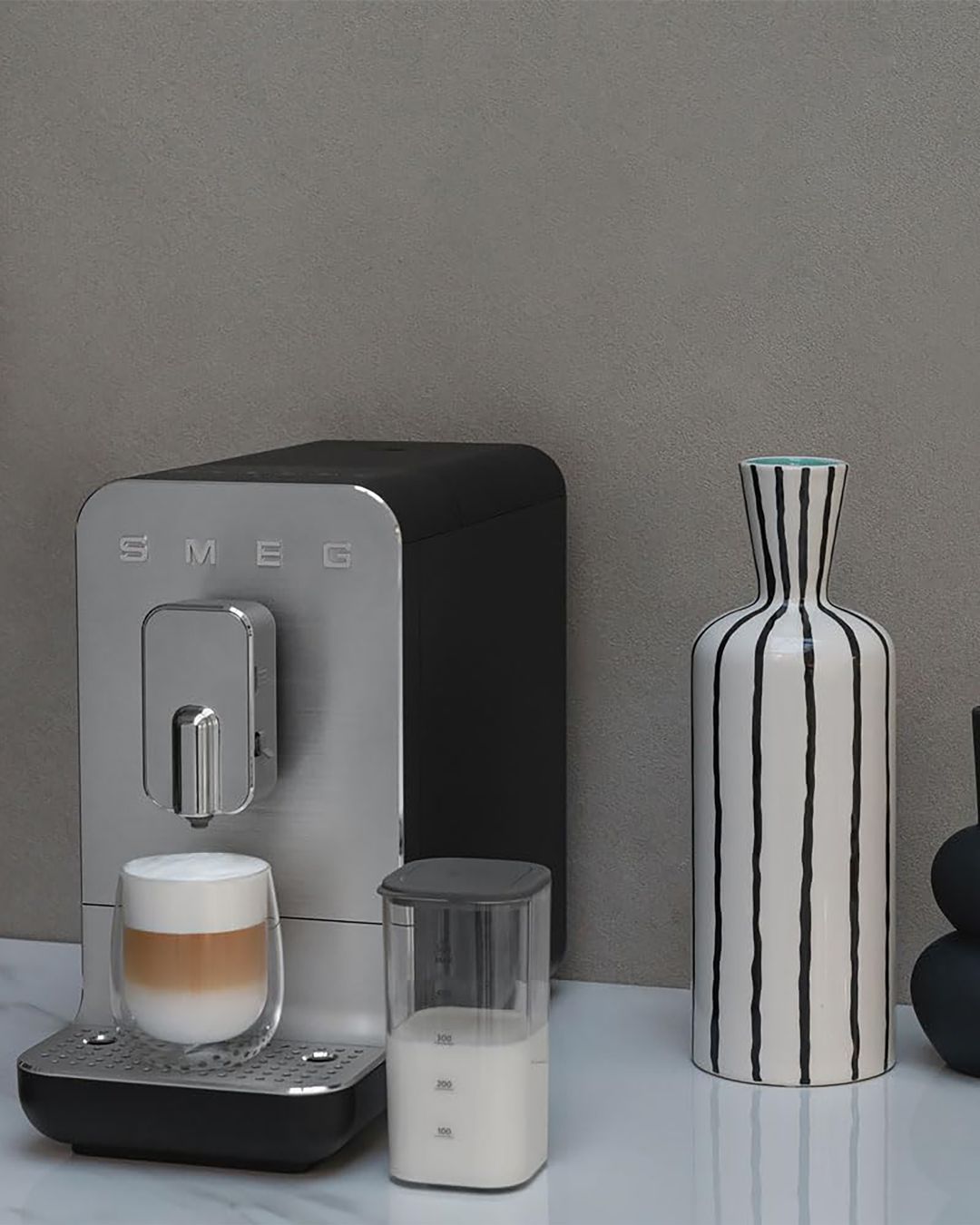 Купить Автоматическая кофемашина с молочной системой SMEG