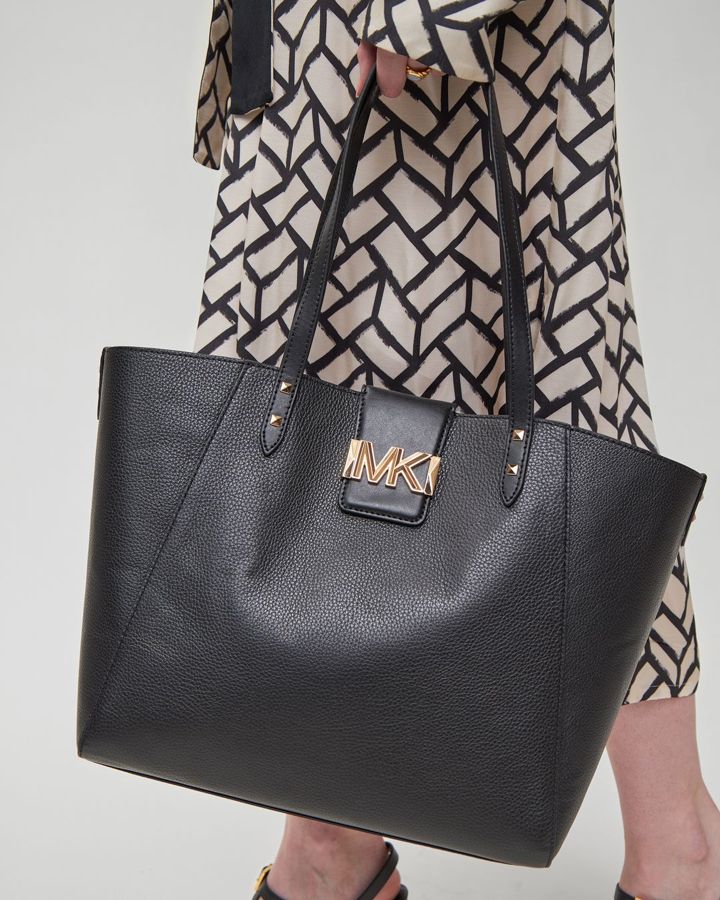 Женская черная сумка manhattan medium MICHAEL MICHAEL KORS купить в  интернетмагазине ЦУМ арт 30T9SNCS6L